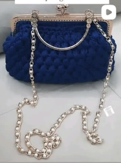 Bolsa de crochê azul royal com detalhes metálicos