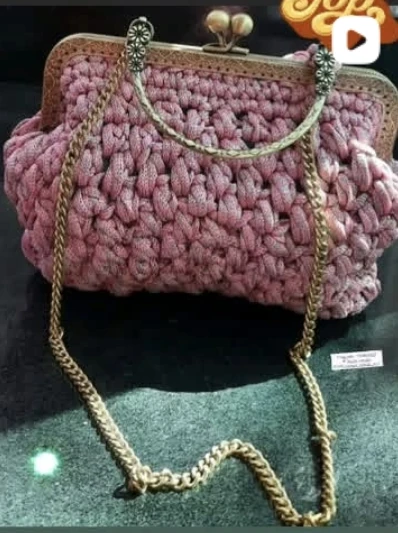 Bolsa rosé de crochê com fecho metálico e corrente dourada, feita pela Glamour em Crochê