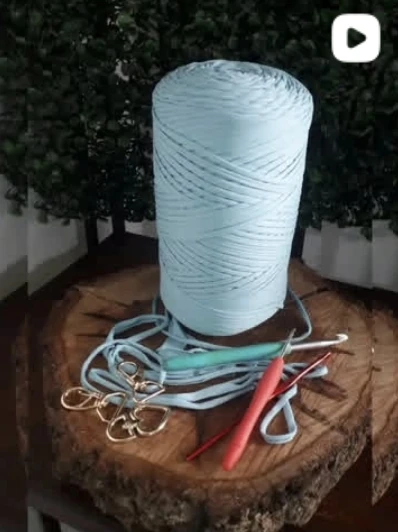 Fio azul, agulhas de crochê e detalhes de alças usados nas criações da Glamour